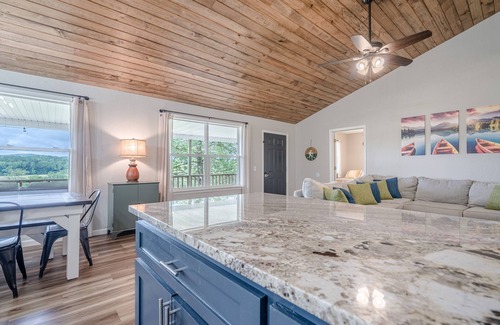 Glenwood House | Riverfront with spectacular Mountain View’s
