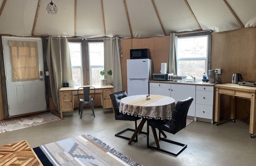 Buhl Apartment | Riverfront Yurt w/Hot Tub Near Hot Springs, Hiking & Kayaking