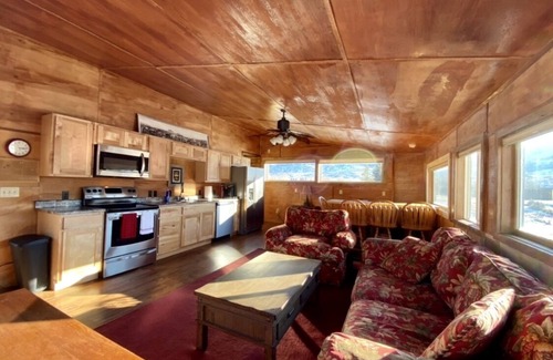 Wapiti House | Riverhouse- located on the Northfork River, mountain views!