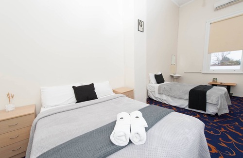 Holbrook Hotel | Riverina Hotel