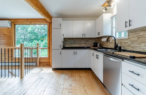 Saint-Brigitte-de-Laval Cottage | Riverside cottage with hot tub - Le chaga - Pet friendly!