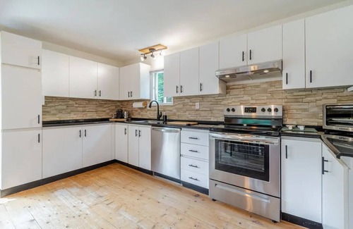 Saint-Brigitte-de-Laval Cottage | Riverside cottage with hot tub - Le chaga - Pet friendly!