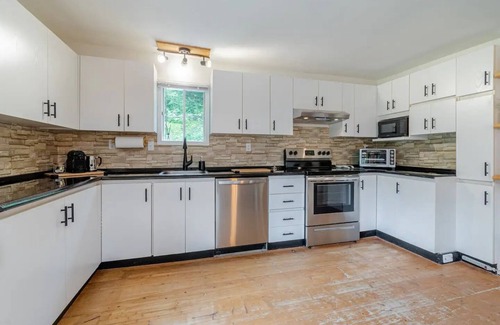 Saint-Brigitte-de-Laval Cottage | Riverside cottage with hot tub - Le chaga - Pet friendly!
