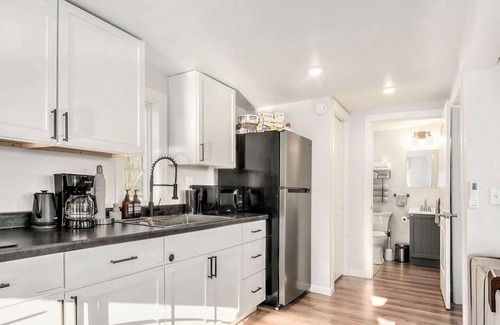 Belmont House | River’s Edge Retreat Cozy Waterfront Getaway - Waterfront for your city stay!