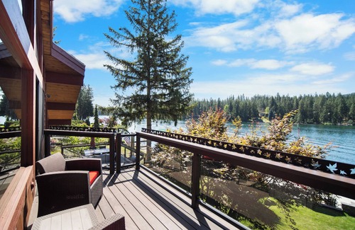 Post Falls House | Rivers Edge Retreat, Luxury Waterfront Estate, Private Dock, Fire pit, Swimming
