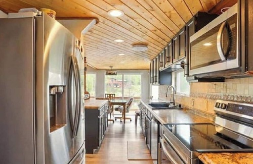 Houston House | Rivers Edge Retreat