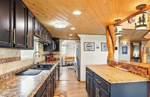 Houston House | Rivers Edge Retreat