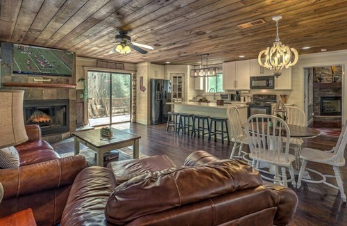 Mineral Bluff House | Rivers Edge - Right on Toccoa River | Hot Tub | Riverside Deck | Fire Pit | Woodburning Fireplace