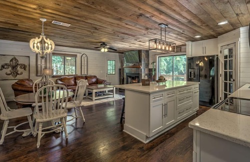 Mineral Bluff House | Rivers Edge - Right on Toccoa River | Hot Tub | Riverside Deck | Fire Pit | Woodburning Fireplace