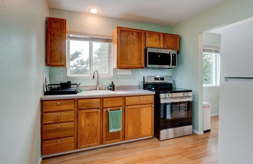Battle Ground House | River’s Edge Spacious 2-Story Guest House by the River
