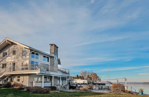 Wrightsville House | Rivers Edge Unique Kids Playroom + Stunning Water Views + Hot Tub