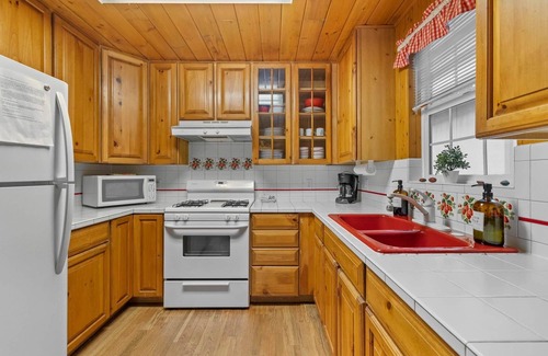Strawberry House | Rivers Resort Cabin #3