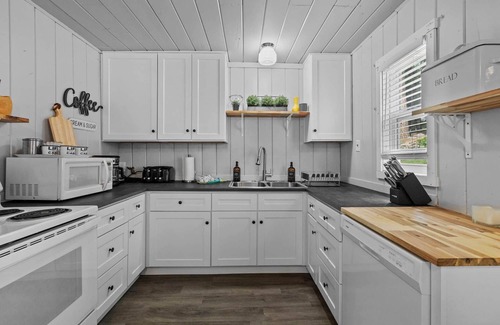 Strawberry House | Rivers Resort Cabin #6
