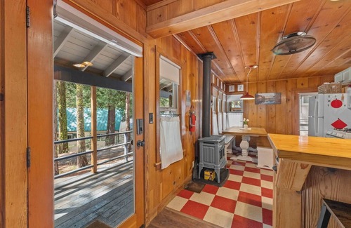 Strawberry House | Rivers Resort Cabin #7