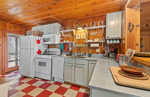 Strawberry House | Rivers Resort Cabin #7