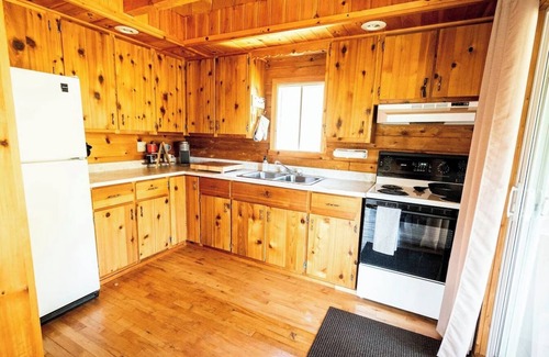 Blackville Cabin | Riverside Cabin - sleeps 6