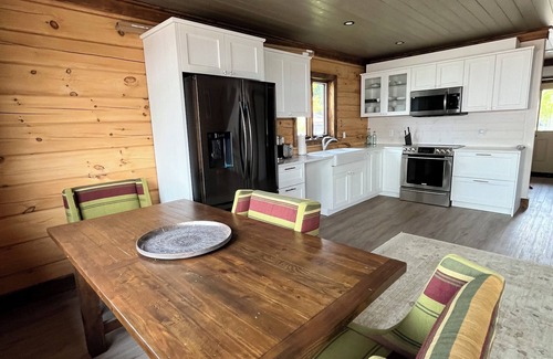 Trent Hills House | Riverside Abode, sleeps 10 with beach and dock access