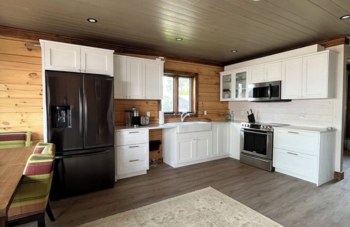 Trent Hills House | Riverside Abode, sleeps 10 with beach and dock access