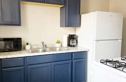 Evansville Apartment | Riverside B1 - EVV 2BR Queen/1BA Apt