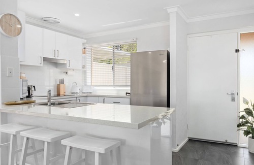 South Yunderup House | Riverside Bliss: Luxe Retreat in South Yunderup