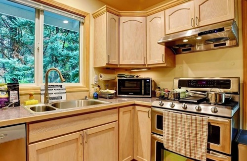 Riverbend House | Riverside Bliss: Cozy Beds, Fireplace & Gbit WiFi