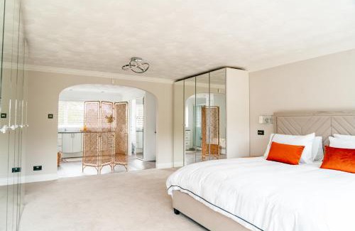 Fifield House | Riverside Bliss in Windsor, 5 Bed, Secure Parking