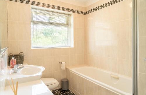 Fifield House | Riverside Bliss in Windsor, 5 Bed, Secure Parking