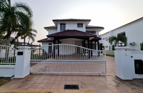 Kampung Bukit Depu House | Riverside Bungalow with Pool at Koliba, Casa del Fiume