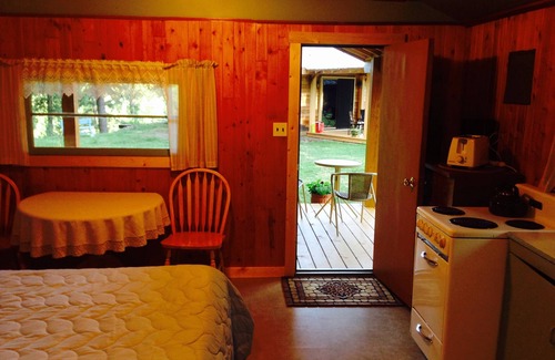 Clearwater Cabin | Riverside Cabana for 2 people, rustic and unique setting on the Clearwater River