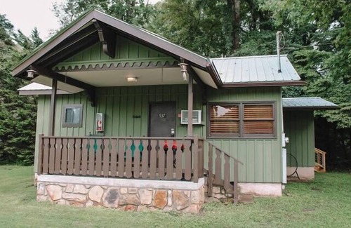 Pittman Center Cabin | Riverside Cabin, minutes to Downtown Gatlinburg