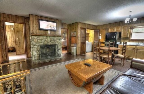Pittman Center Cabin | Riverside Cabin, minutes to Downtown Gatlinburg! Includes tickets to Dollywood, Anakeesta,