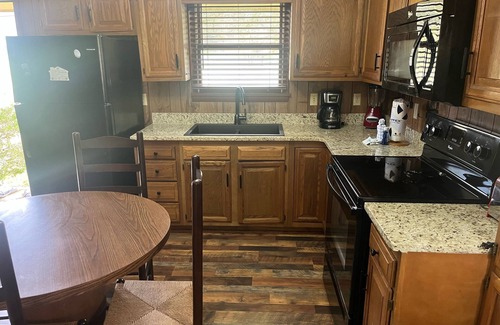 Pittman Center Cabin | Riverside Cabin, minutes to Downtown Gatlinburg! Includes tickets to Dollywood, Anakeesta,