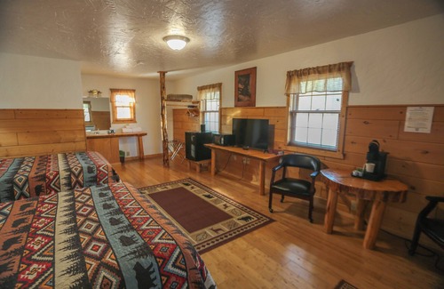Dubois Cabin | Riverside Cabin Retreat, 2 Queen Beds, Hot Tub, Mountain Views, Pet-Friendly