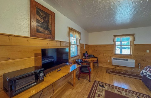 Dubois Cabin | Riverside Cabin Retreat, 2 Queen Beds, Hot Tub, Mountain Views, Pet-Friendly