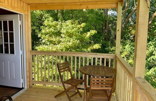 Apple Grove Cabin | Riverside Cabin with Homemade Breakfast