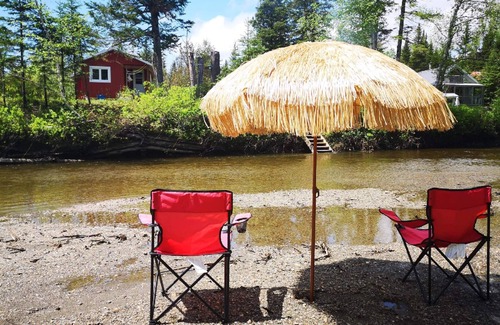 Lac-Etchemin Ski Chalet | Riverside chalet with fire pit, indoor fireplace, perfect for nature retreats.