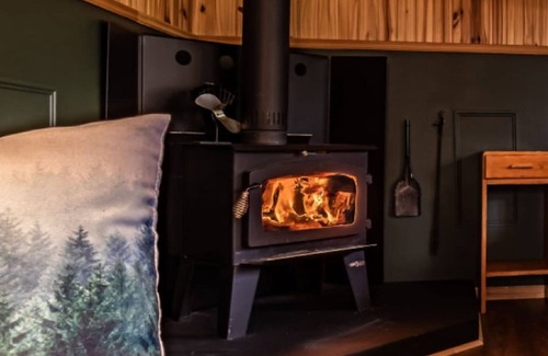 Lac-Etchemin Ski Chalet | Riverside chalet with fire pit, indoor fireplace, perfect for nature retreats.