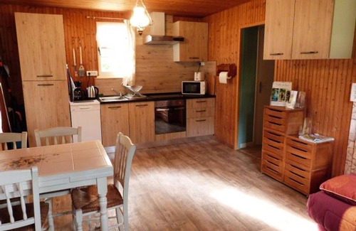 Vaas Cottage | Riverside Chalet with Terrace, BBQ, AC, Near Le Mans & Tours-Val de Loire Airport