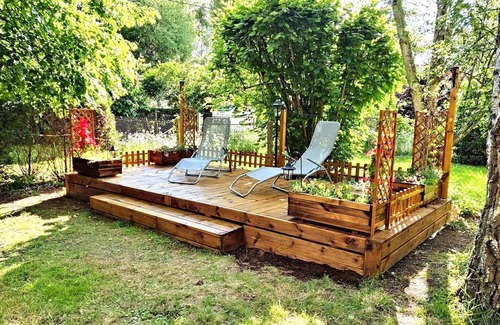 Vaas Cottage | Riverside Chalet with Terrace, BBQ, AC, Near Le Mans & Tours-Val de Loire Airport