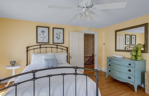 Freedom House | Riverside Charm: Water Front, Dogs OK, Beach, Dock, Hammocks, Kayaks, Fishing, Fast WiFi