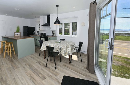 Isle aux Coudres Apartment | Riverside Condo with Pool - Les Voitures d'Eau