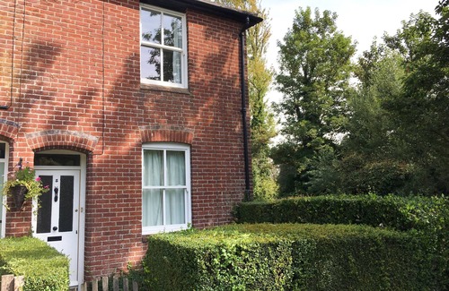 Winchester Cottage | Riverside Cottage - A cosy home near Winchester