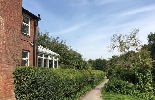 Winchester Cottage | Riverside Cottage - A cosy home near Winchester