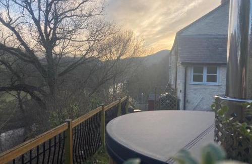 Glyn-Dyfrdwy House | Riverside Cottage