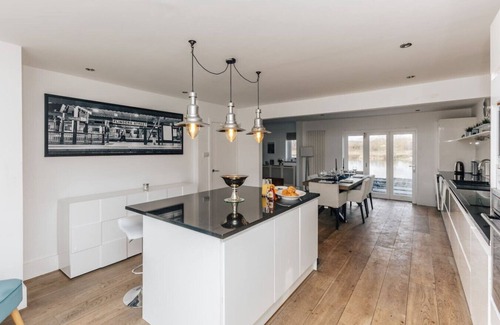 Marlow House | Riverside cottage - pet friendly, hot tub