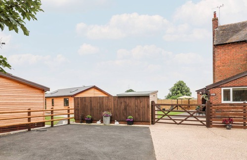 Scropton Cottage | RIVERSIDE COTTAGE, pet friendly, with hot tub in Hatton, Derbyshire