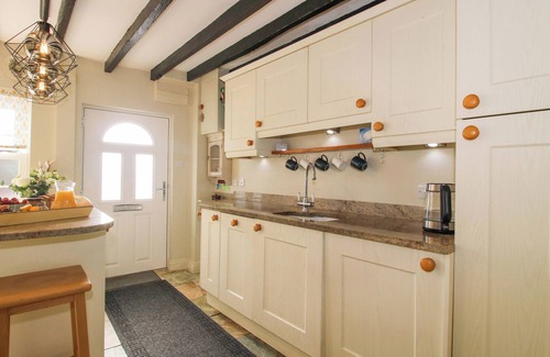 Shrewsbury Cottage | RIVERSIDE COTTAGE, with a garden in Shrewsbury