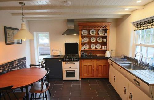 Bont Newydd House | Riverside cottage walking distance into Caernarfon