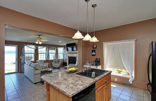 Teeds Grove House | Riverside cozy 4-bedroom house in charming Sabula with WiFi, AC