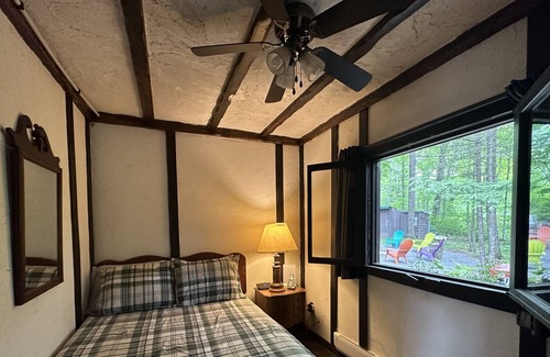 Havelock-Belmont-Methuen Cottage | Riverside Cozy Cabin in the Woods w/ hot tub
